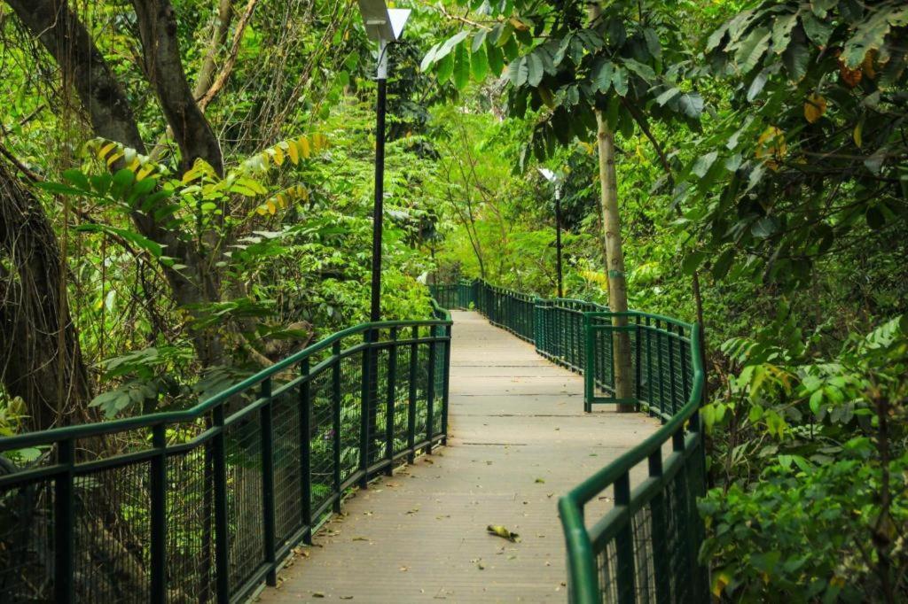 Hotel Tibera Taman Cibeunying Bandung Esterno foto